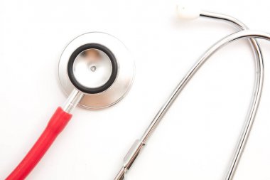 -Beyaz zemin üzerine kırmızı stetoskop kapat