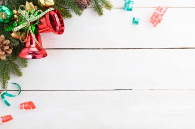 Güzel kırmızı kurdele ile metin mutlu Noel Beyaz ahşap üzerine