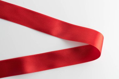 beyaz izole kırmızı yay kurdele saten doku 