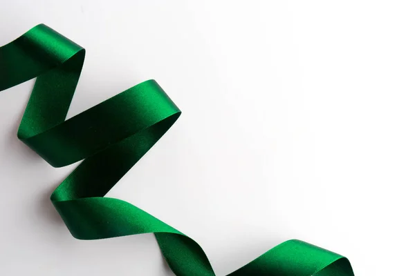 Textura de cetim fita arco verde isolado em branco — Fotografia de Stock