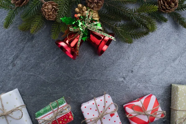 Kerstmis de doos van de gift van de spar van de bell met tekst gelukkig kerstfeest op steen — Stockfoto