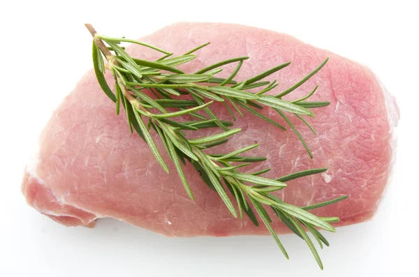Pezzi di carne di maiale cruda con spezie ed erbe rosmarino — Foto Stock