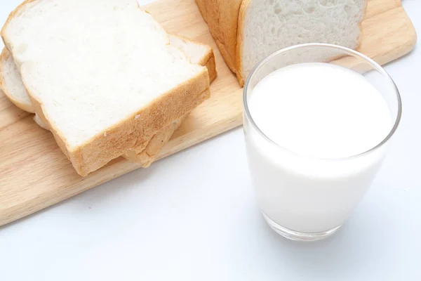 Bir bardak süt ve dilimlenmiş ekmek. — Stok fotoğraf