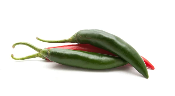 빨간색과 녹색 핫 칠리 페퍼스 절연 — 스톡 사진