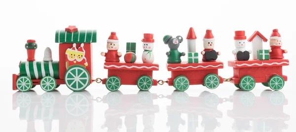Trem de brinquedo de madeira com blocos coloridos isolados — Fotografia de Stock