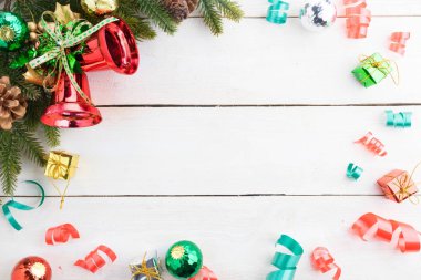 Güzel kırmızı kurdele ile metin mutlu Noel Beyaz ahşap üzerine