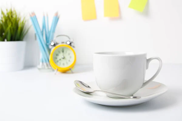 Cangkir kopi di meja putih — Stok Foto