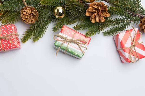 Dekoratif kutularını beyaz Noel hediyesi sunar — Stok fotoğraf