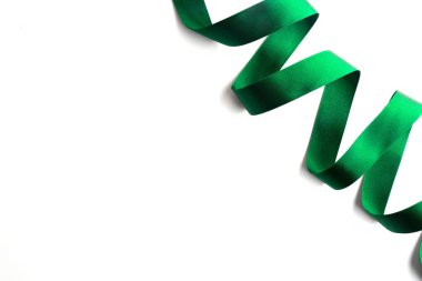 Yeşil yay kurdele saten doku üzerinde beyaz izole 