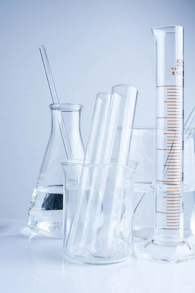 Vidrio de laboratorio sobre mesa, Simbólico de la investigación científica . — Foto de Stock