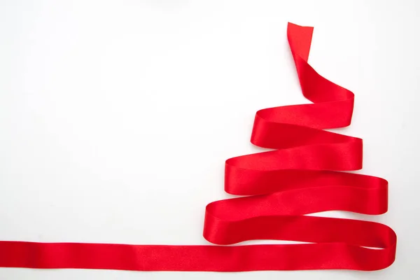 Weihnachtsbaum aus rotem Band isoliert — Stockfoto