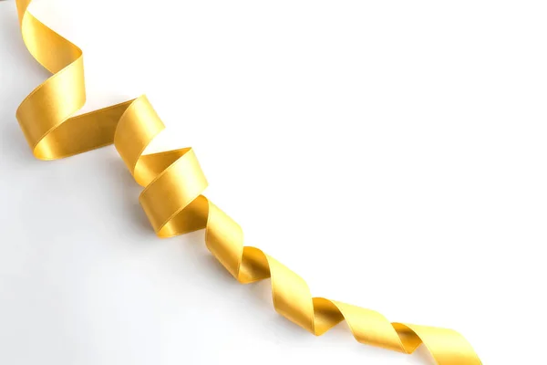 Textura de cetim fita arco de ouro isolado em branco — Fotografia de Stock