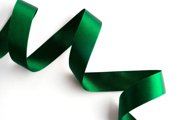 Textura de cetim fita arco verde isolado em branco — Fotografia de Stock