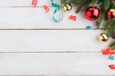 Güzel kırmızı kurdele ile metin mutlu Noel Beyaz ahşap üzerine