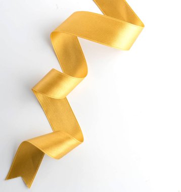 Altın yay kurdele saten doku üzerinde beyaz izole 