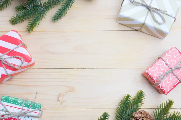 Weihnachtsgeschenke in dekorativen Schachteln weiß — Stockfoto