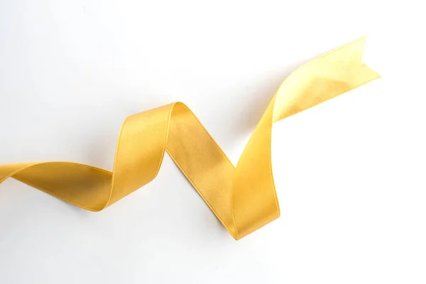 Textura de cetim fita arco de ouro isolado em branco — Fotografia de Stock