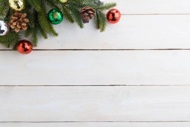 Güzel kırmızı çan metin ile beyaz tahta üzerinde mutlu Noeller