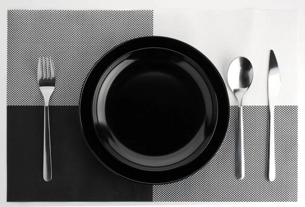 Hidangan kosong dengan sendok dan garpu — Stok Foto