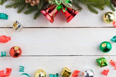 Güzel kırmızı kurdele ile metin mutlu Noel Beyaz ahşap üzerine