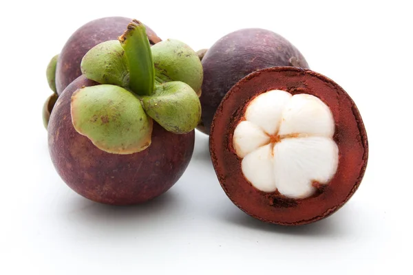 Královna mangostanu ovoce na bílém — Stock fotografie