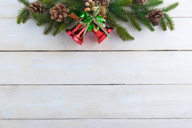 Noel çan köknar geeen kurdele ile metin mutlu Noeller