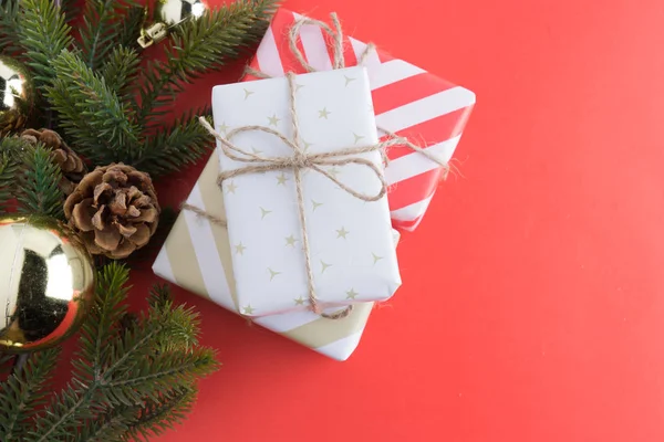 Різдвяні подарунки в декоративних коробках на червоному — стокове фото