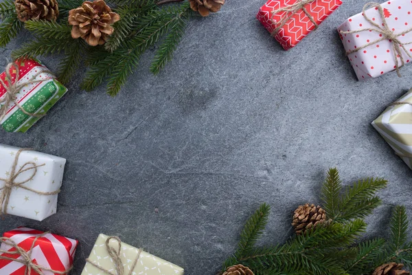 Kerstmis de doos van de gift van de spar van de bell met tekst gelukkig kerstfeest op steen — Stockfoto