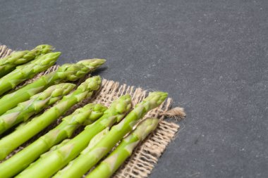 demet kuşkonmaz kayrak üzerine çuval üzerinde 