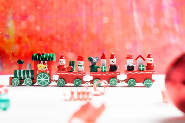 Tren de juguete sobre fondo rojo bokeh — Foto de Stock