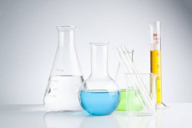 bitkisel ilaç doğal organik ve bilimsel cam ürünleri