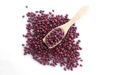 Beyaz tahta kaşık üzerinde kırmızı fasulye