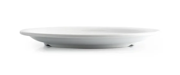 Пустая белая тарелка, изолированная на белой — стоковое фото