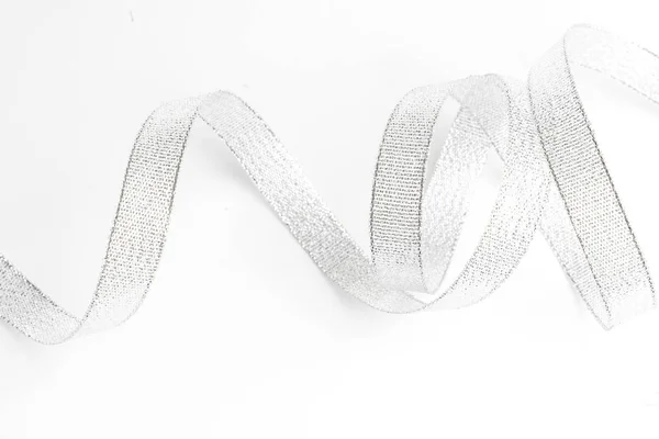 Серебристая лента лук на белой изолированной — стоковое фото
