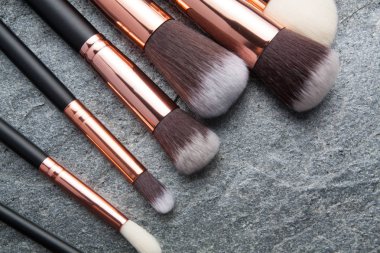 İzole çeşitli makyaj fırçaları 