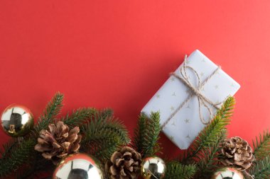 Noel hediyesi Kırmızı dekoratif kutularındaki sunar