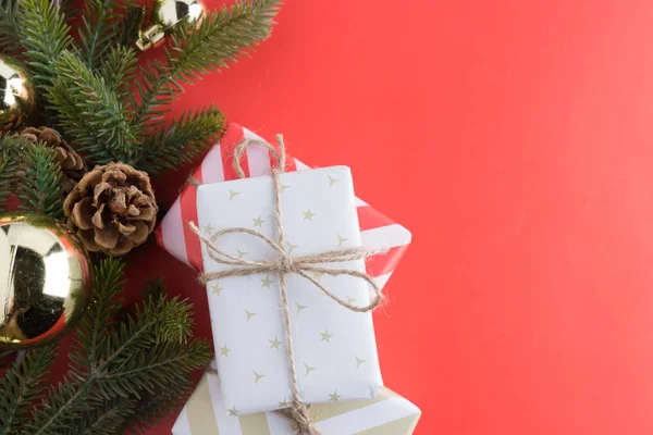 Різдвяні подарунки в декоративних коробках на червоному — стокове фото
