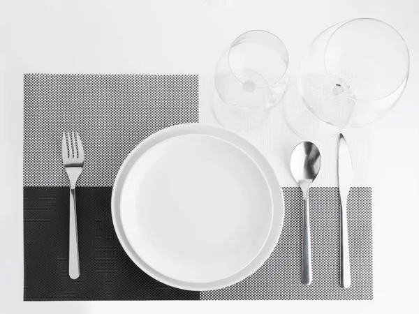 Plato vacío con cuchara y tenedor — Foto de Stock