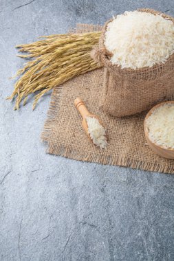 Tayland kokulu Yasemin pirinç bir kase altın spike