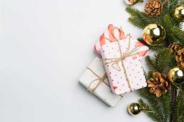 Dekoratif kutularını beyaz Noel hediyesi sunar