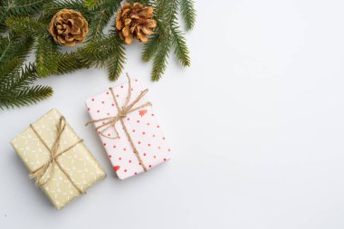 Dekoratif kutularını beyaz Noel hediyesi sunar