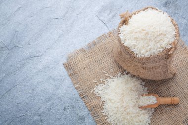 Altın Başak bir kaşıkla Tay kokulu Yasemin pirinç