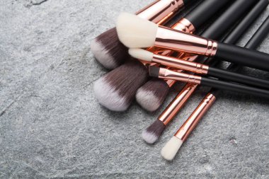 İzole çeşitli makyaj fırçaları 