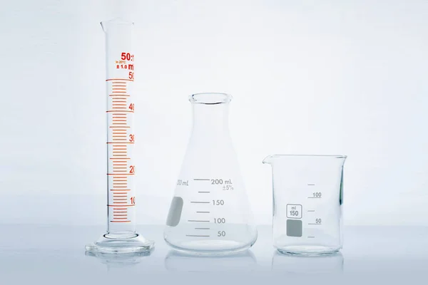 Різні лабораторні скляні посуд з водою — стокове фото