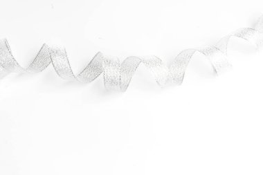 izole beyaz gümüş şerit yay