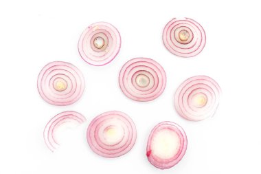 Beyaz arka plan üzerinde izole kırmızı soğan dilimlenmiş