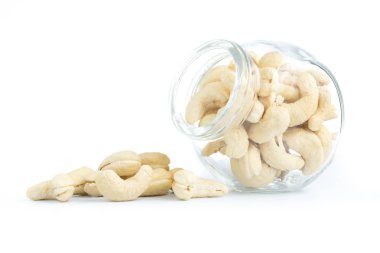 kaju fıstığı beyaz izole cam şişelerde 