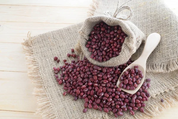 Röda bönor på hampa säck — Stockfoto