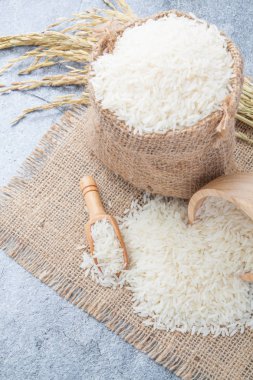 Altın Başak bir kaşıkla Tay kokulu Yasemin pirinç