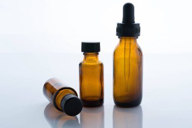 beyaz izole kahverengi şişe göz damlalık 